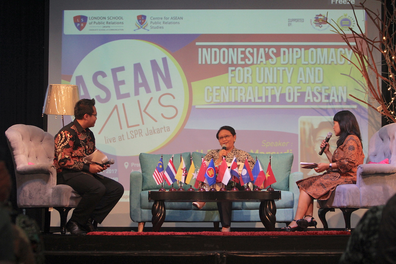 H.E. Retno Marsudi bersama Ibu Yuliana dan Bapak Taufan selaku moderator ASEAN Talks #11